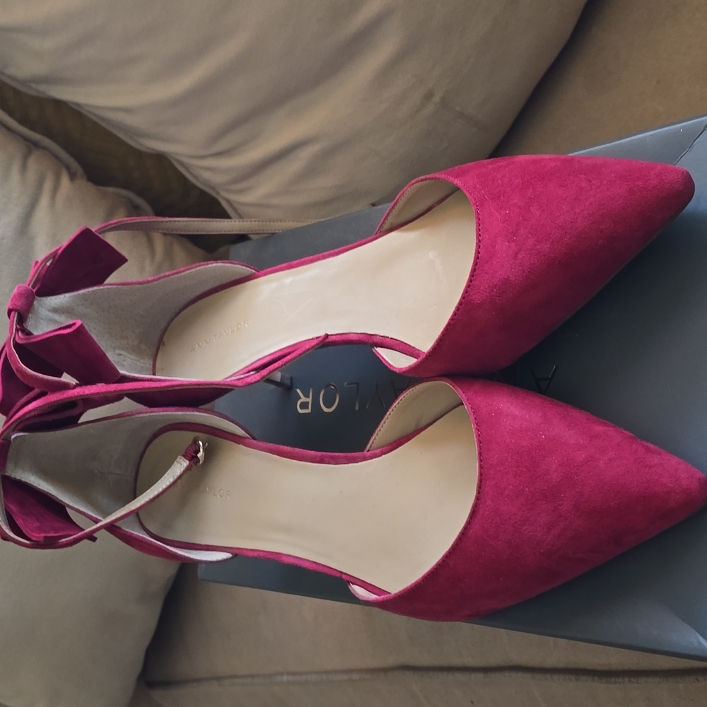 Ann Taylor Suede Isolde Bow Kitten Heel